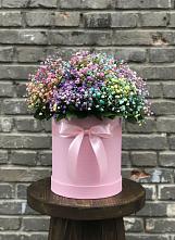 Цветочная композиция из Гипсофила и Розы в шляпной коробке в Сосновское