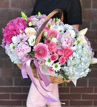 Композиция солнечный день в Сосновское Цветочная композиция из Розы, Хризантемы, Пионы и Лизиантусы в корзине в Сосновское