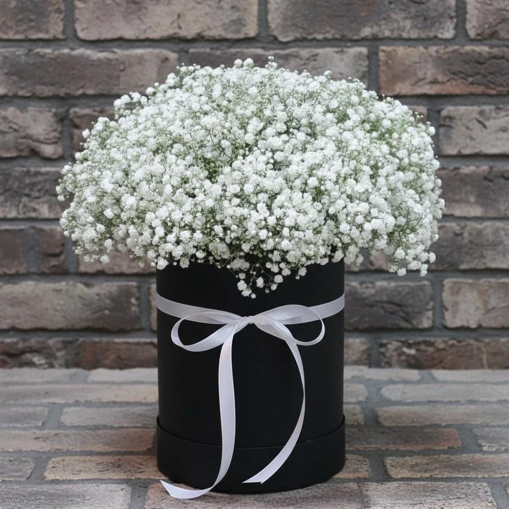 Цветочная композиция из Гипсофила в шляпной коробке в Сосновское